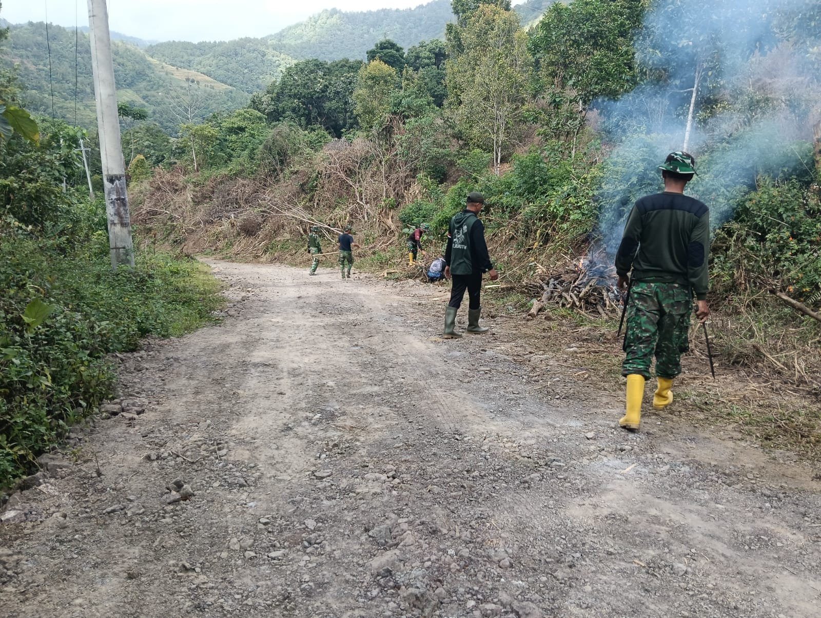 Pembersihan Badan Jalan Jadi Awal Pembangunan Jalan di Kecamatan Bontocani