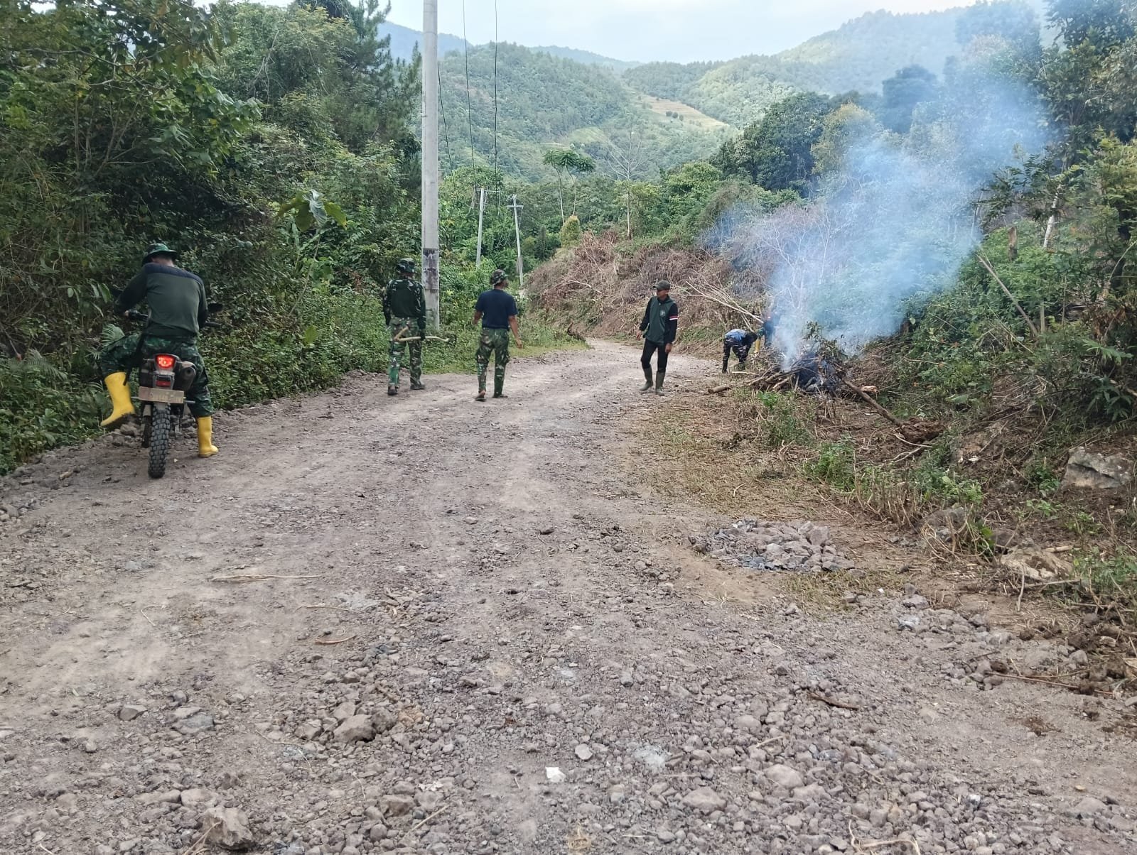 Satgas TMMD Rapihkan Lokasi Peningkatan Jalan di Bontocani, Pembersihan Jadi Tahap Krusial