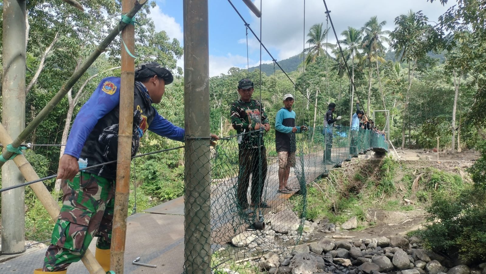 Satgas TMMD Kodim 1407/Bone Rampungkan Pemasangan Pengaman di Jembatan Gantung Pattuku