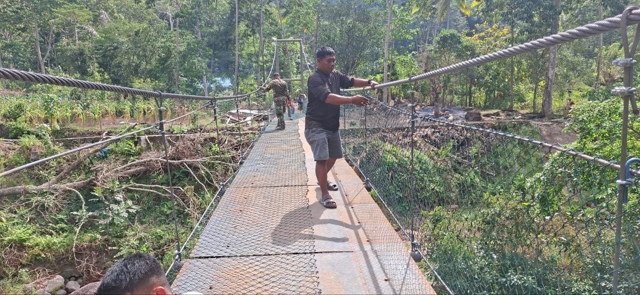 Jaring Pengaman Dipasang Satgas TMMD di Jembatan Gantung Pattuku-Lemo