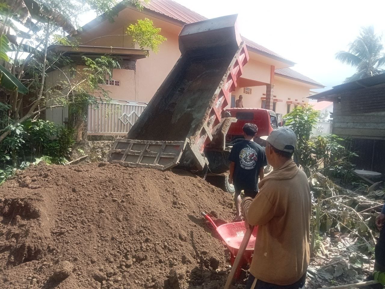 Gotong Royong Perataan Akses Jembatan Gantung di Tadang Palie Dilakukan Warga dan Satgas TMMD