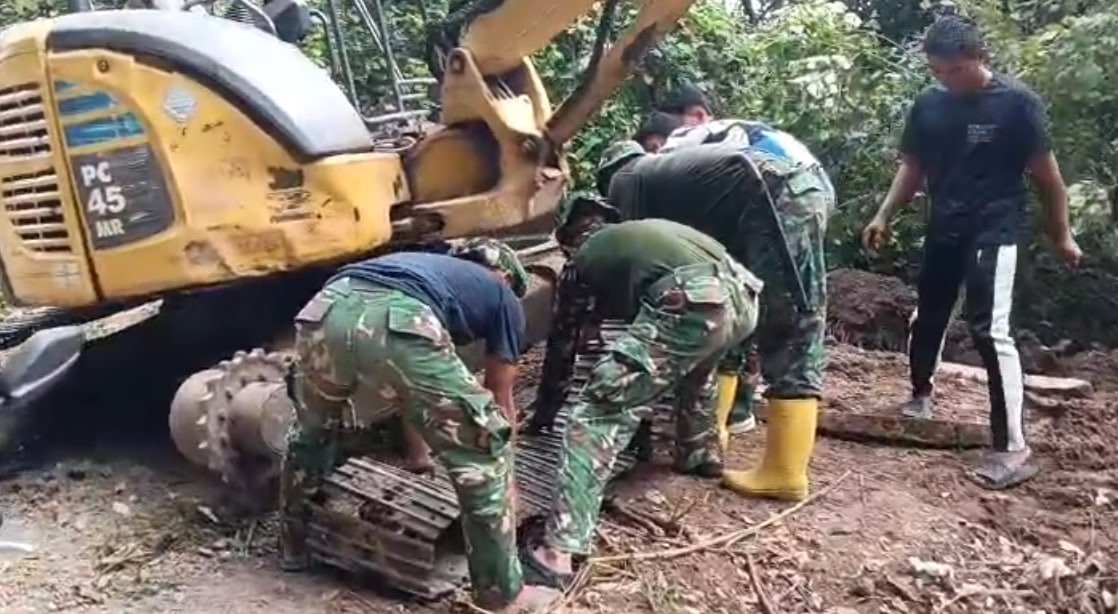 Perawatan Excavator Prioritas Satgas TMMD untuk Pekerjaan Jalan di Pattuku