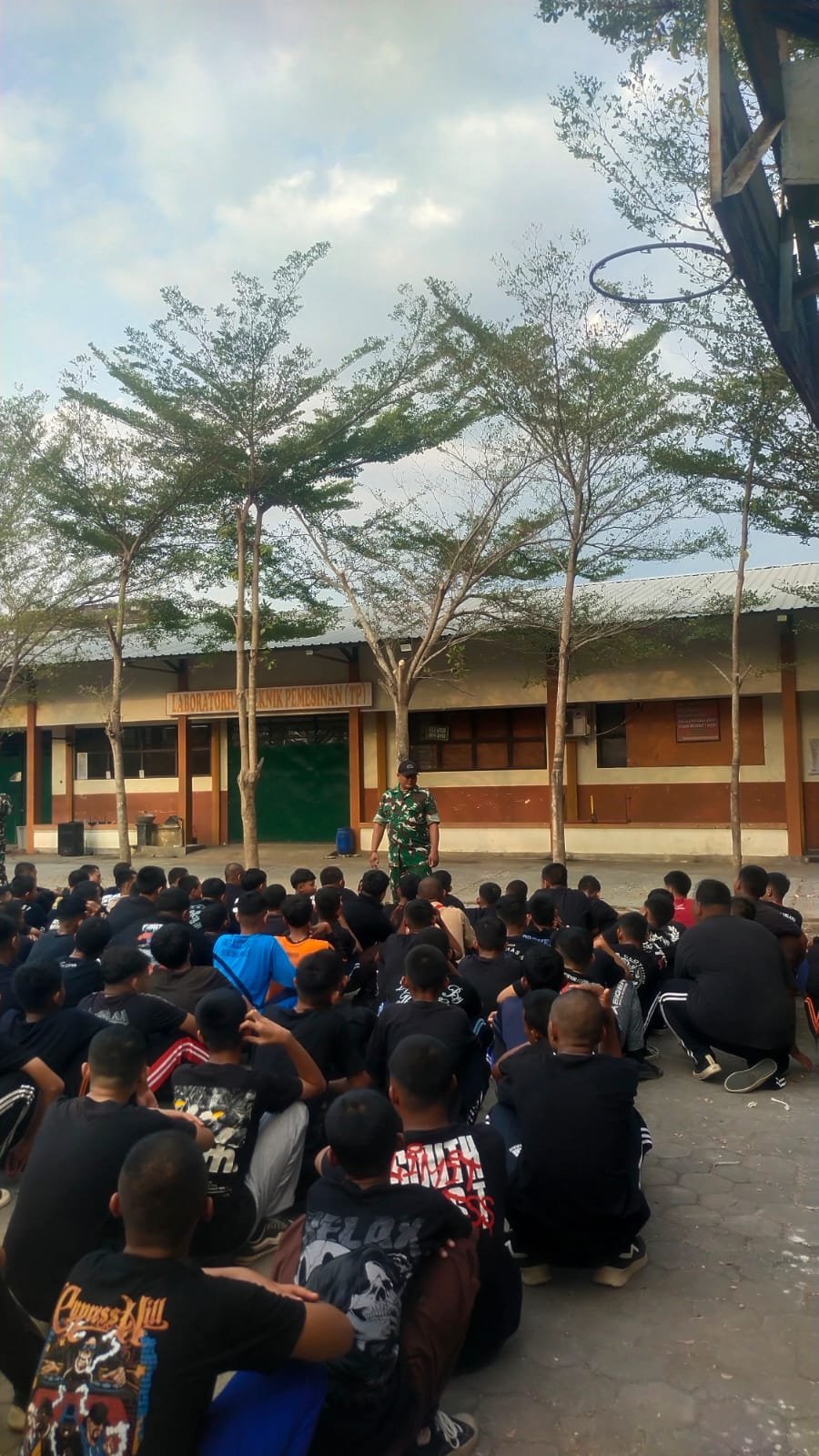 TMMD Reguler ke-129: Kodim 0726/Sukoharjo Fokus Bentuk Karakter Siswa SMK di Halaman Sekolah