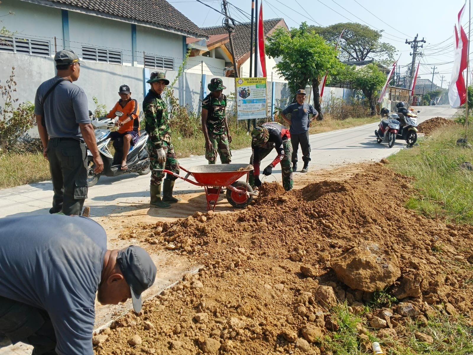 Ratakan Timbunan Tanah, Jalan Parangjoro Siap Dilintasi Usai TMMD