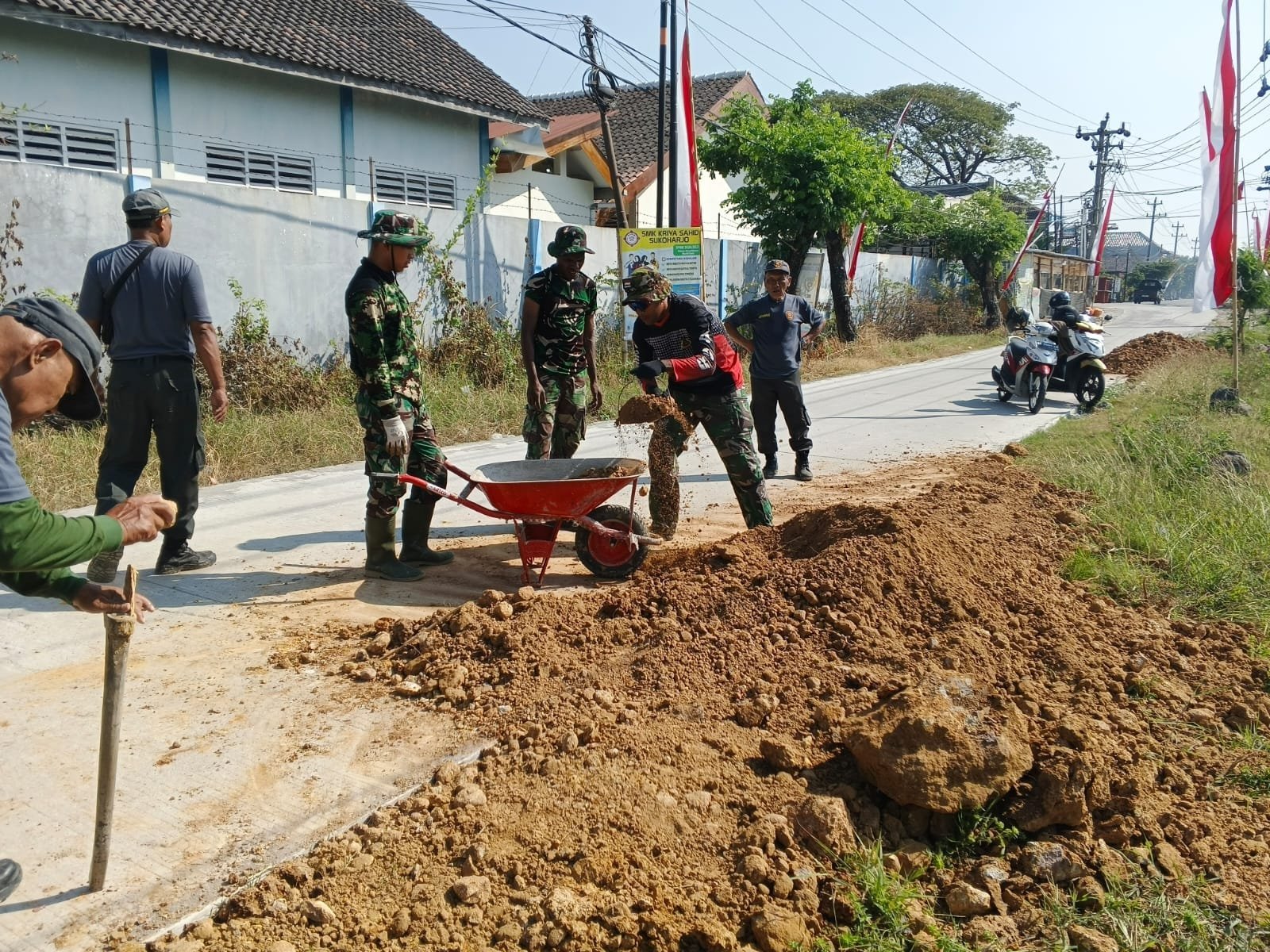 Rapihkan Sisa Tanah, Satgas TMMD Jadikan Jalan Parangjoro Aman Dilintasi