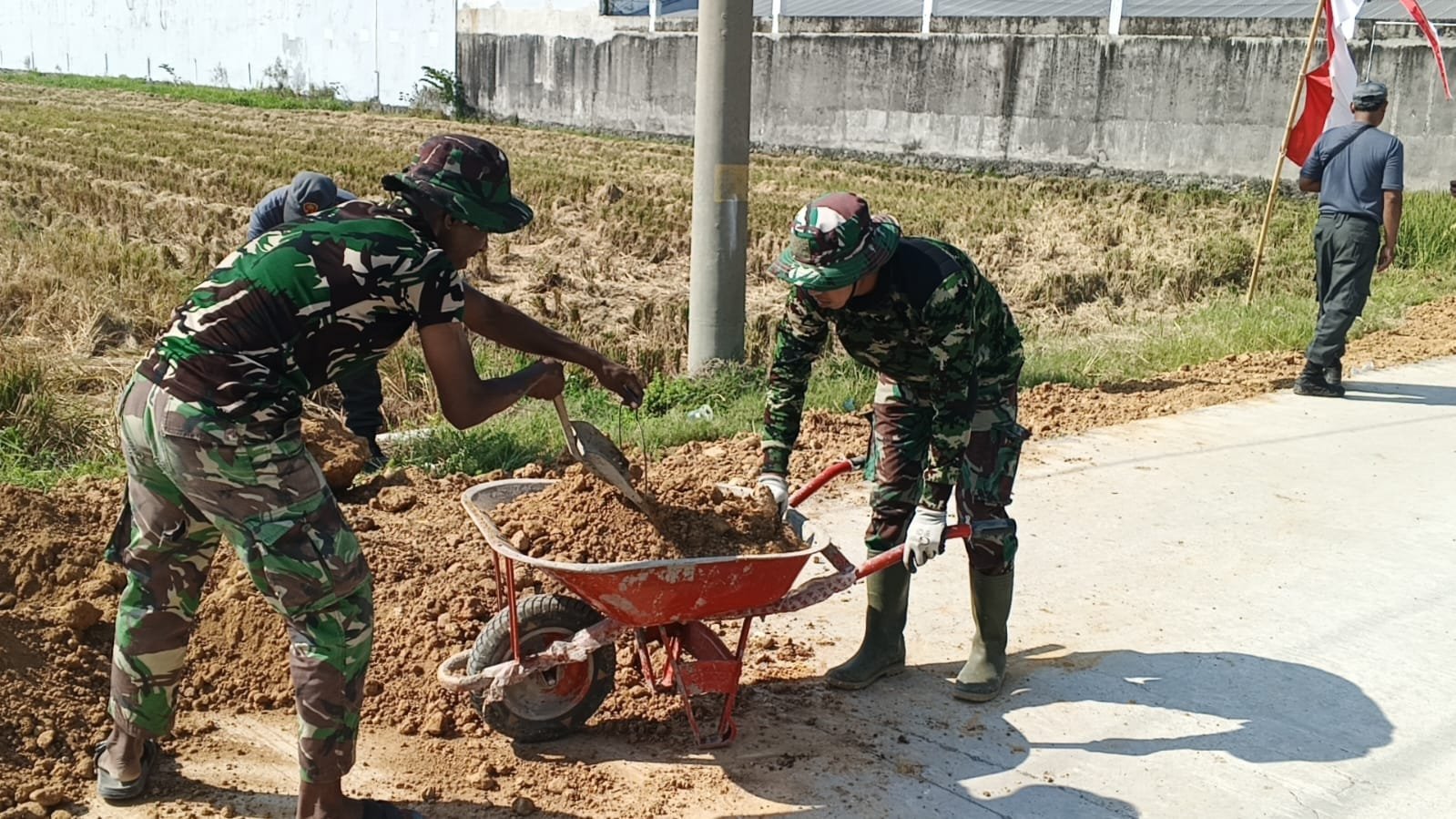 TMMD Ke-129 Rampung: Satgas dan Warga Rapikan Jalan Parangjoro