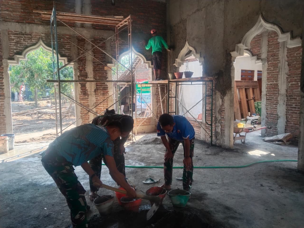 Plester Dinding Berlanjut, Masjid Al Mubaroq Parangjoro Menuju Penyelesaian