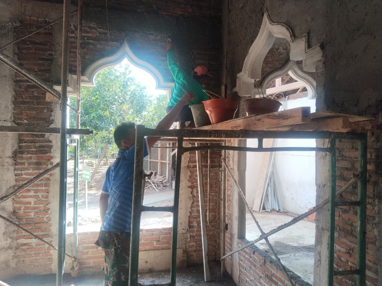 Gotong Royong Percepat Plester Dinding Masjid Al Mubaroq