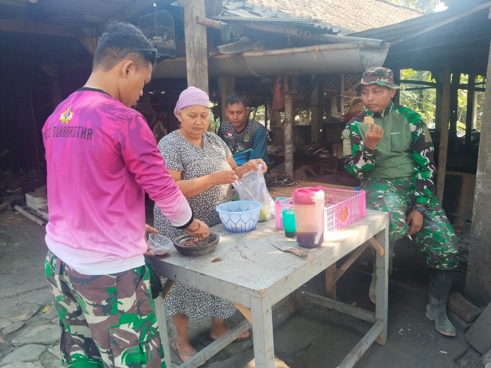 TMMD Parangjoro: Sore Hari Jadi Momen Akrab Antara Warga dan Satgas