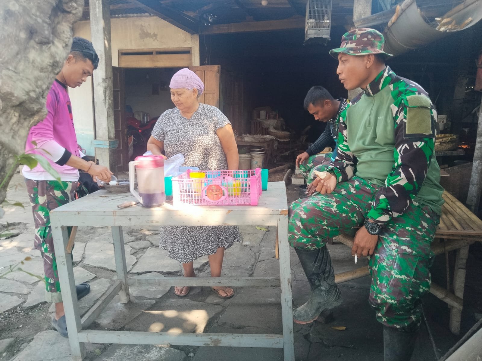 Keakraban Mewarnai Beranda Parangjoro Selama TMMD Reguler ke-129