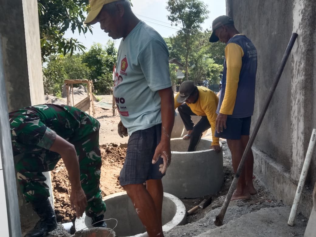 Warga Bantu Satgas TMMD Kerjakan Pemasangan MCK di Masjid Al Baroq, Personel Cek Buis Beton
