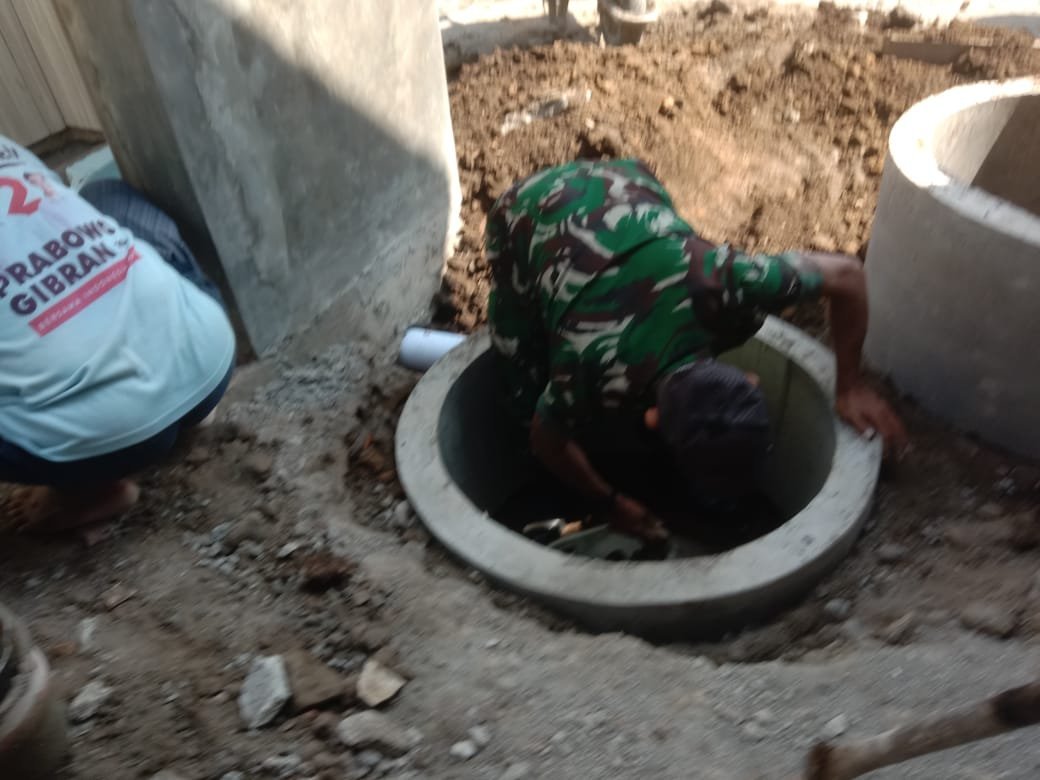 Pemasangan Buis Beton Disorot di Lokasi Pembangunan MCK Masjid Al Baroq