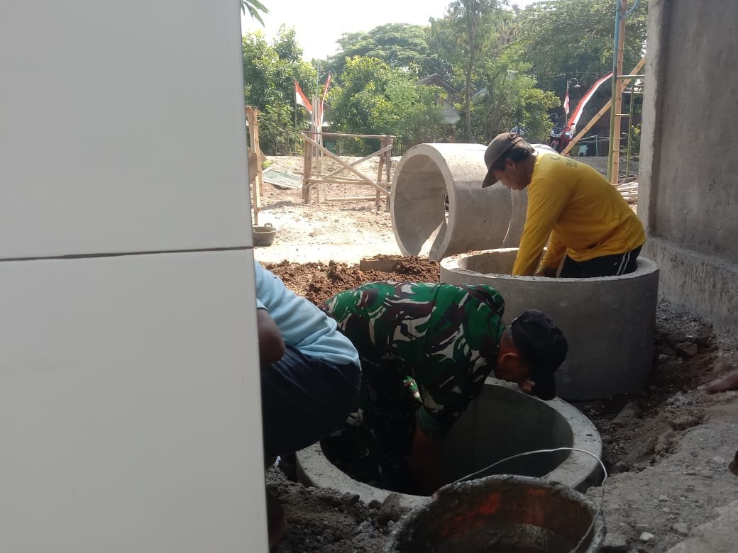 MCK untuk Jamaah Dibangun di Samping Masjid Al Baroq, Satgas TMMD dan Warga Bekerja Sama