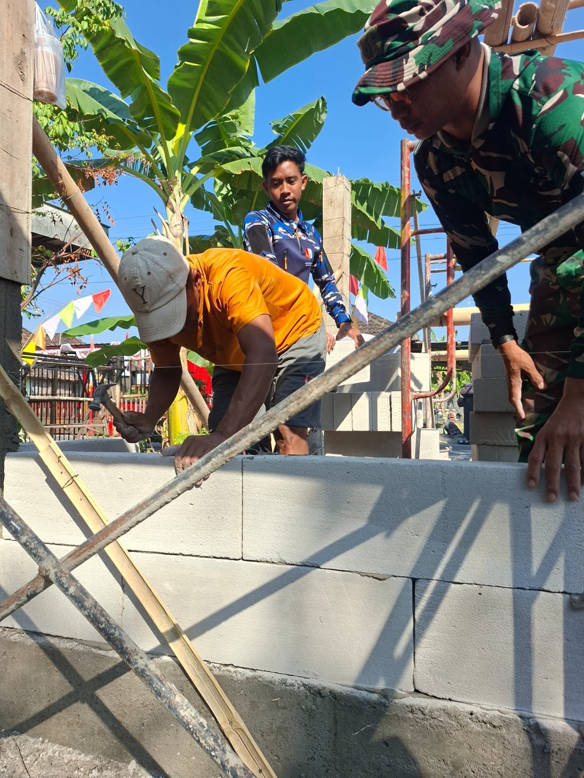 Dinding Poskampling di Parangjoro Dikerjakan, Pondasi Telah Dicor oleh Satgas TMMD