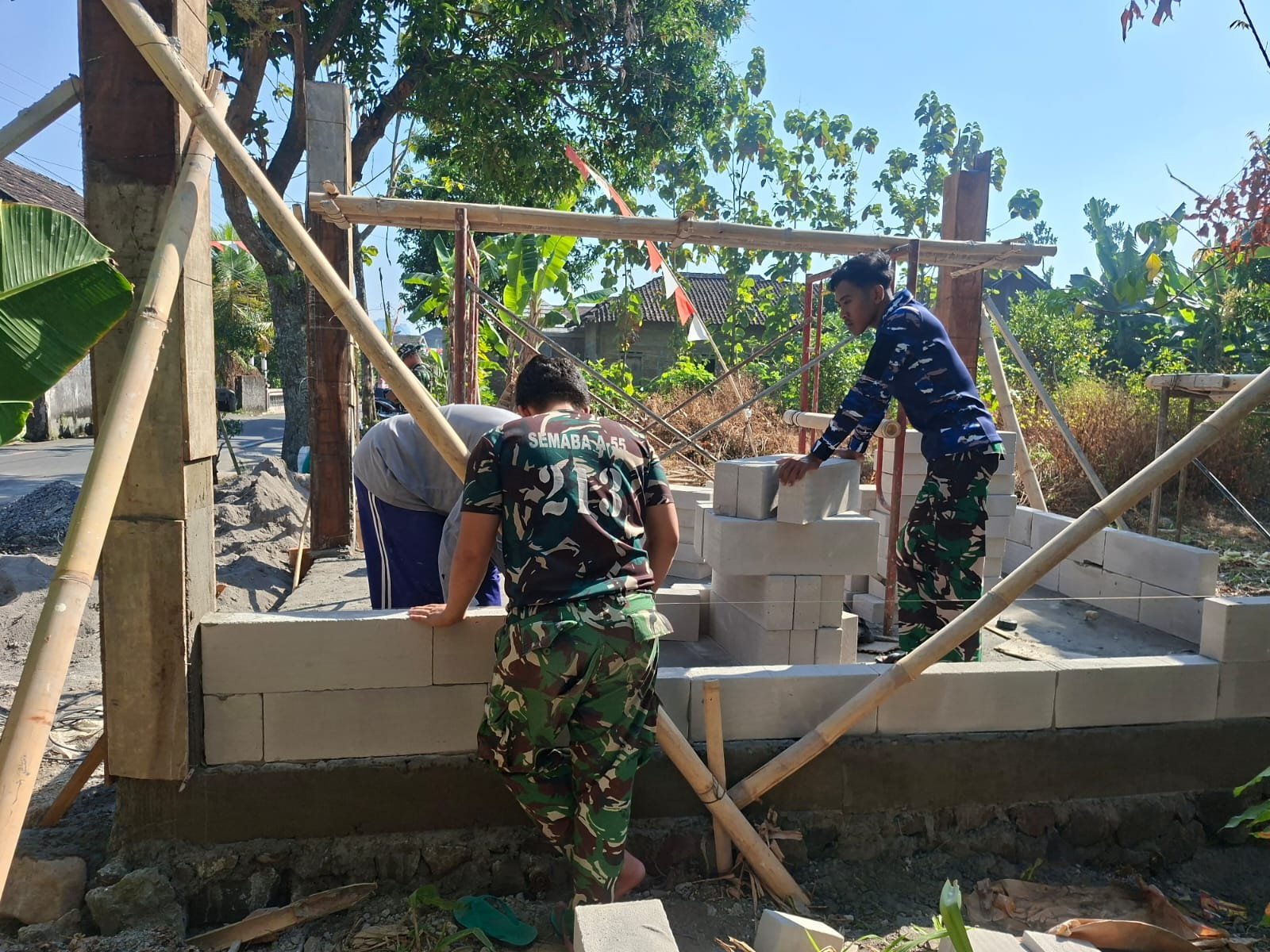 Wujudkan Keamanan Kampung, Poskampling Parangjoro Dibangun Bersama Warga