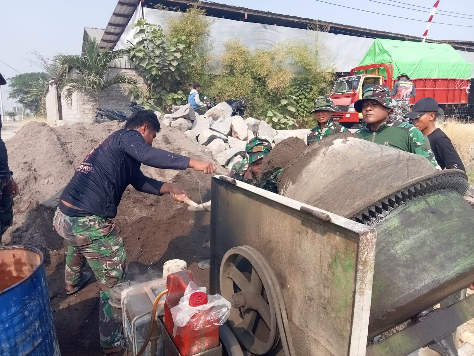 Pekerjaan Sasaran Fisik TMMD di Parangjoro Tetap Lancar Meski Tantangan Cuaca