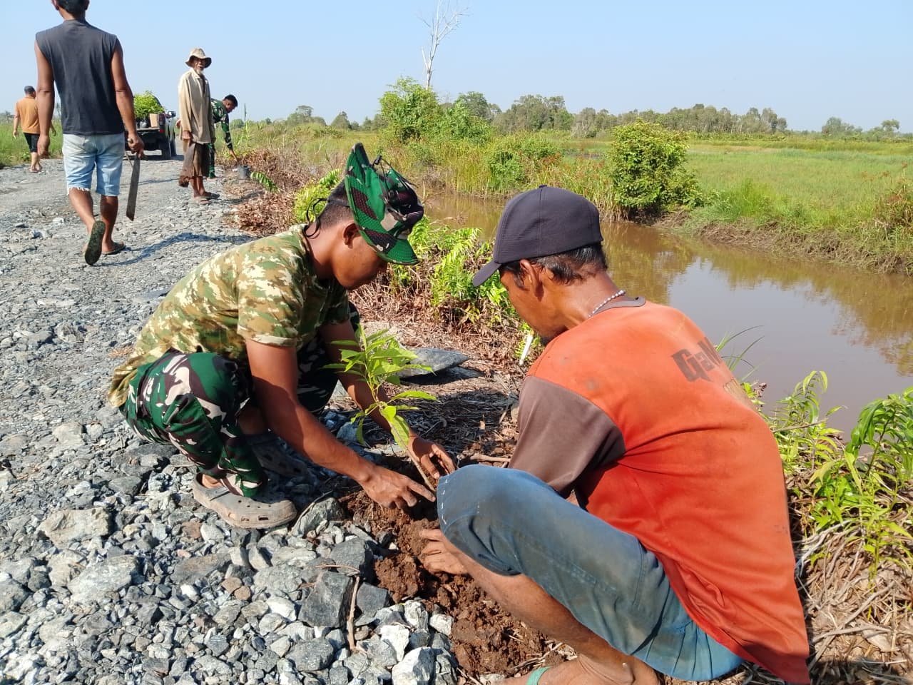 Penanaman Pohon Jadi Bagian dari TMMD Ke-129 di Tamban Bangun