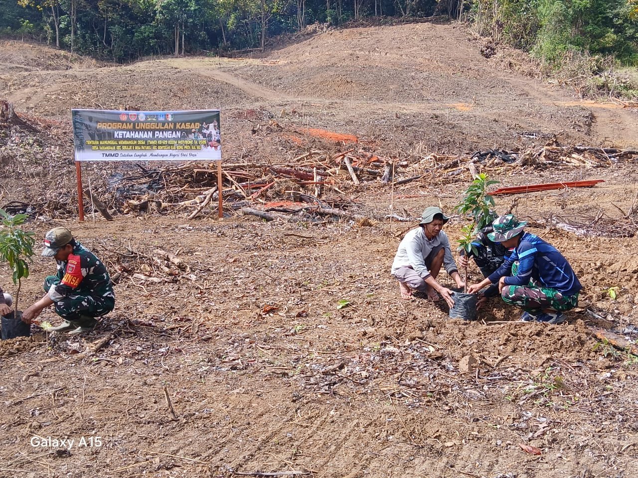 Warga dan Satgas TMMD Tanam Alpukat di Dusun Batulappa