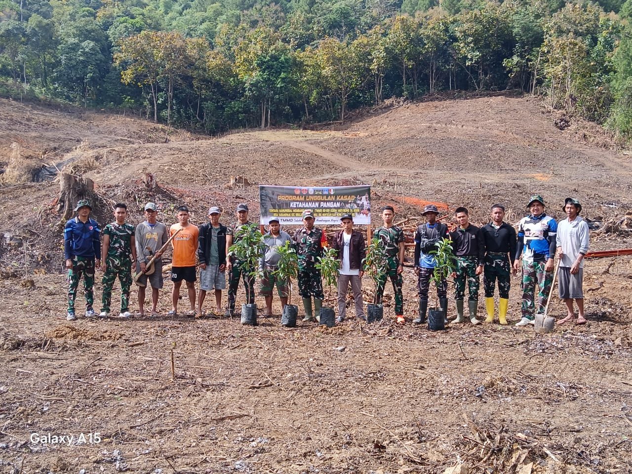 TMMD 129 Lakukan Penanaman Bibit Alpukat di Dusun Batulappa Dukung Ketahanan Pangan