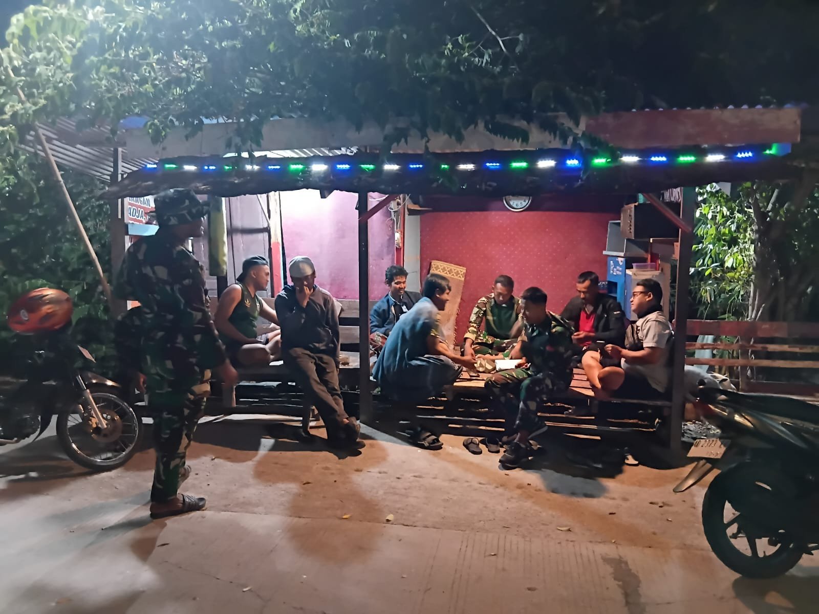 Satgas TMMD dan Warga Duduk Bareng di Pos Kamling, Ronda Parangjoro Lebih Hidup