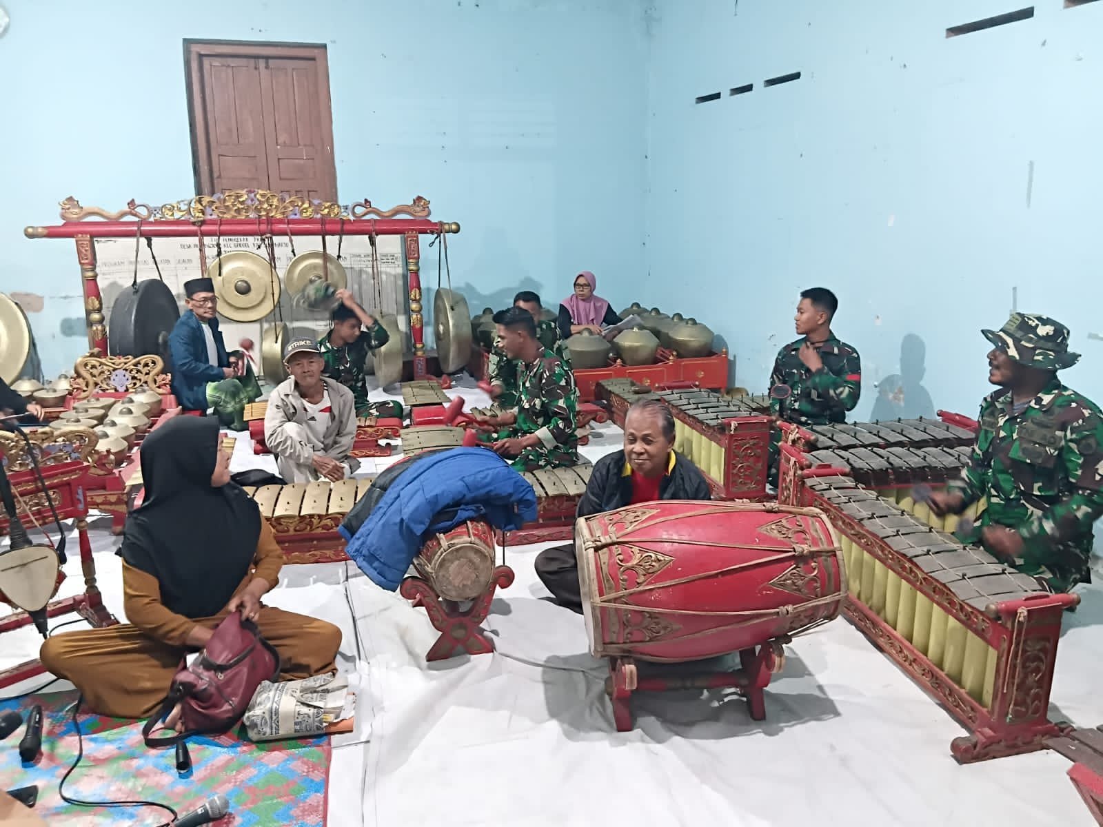 Warga Parangjoro Ajak Satgas TMMD Praktek Karawitan Lewat Gamelan