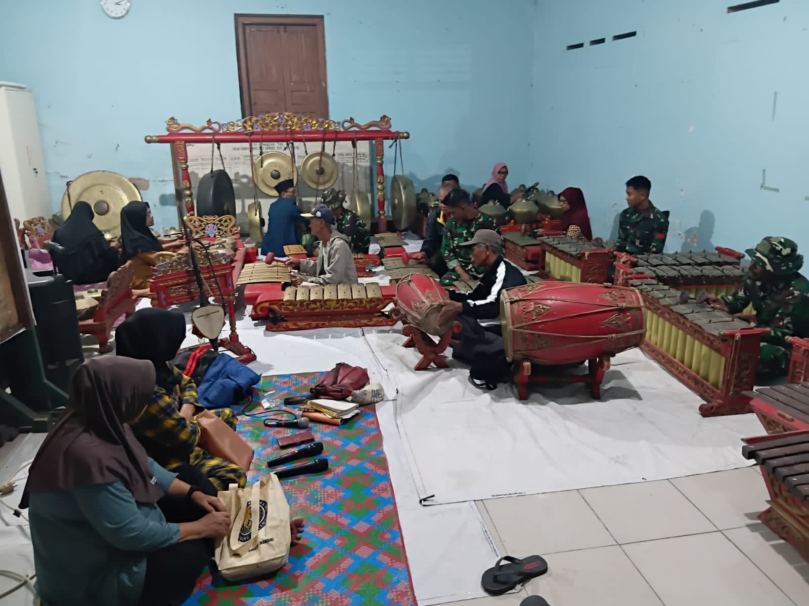 Upaya ‘Uri-uri Budaya Jawa’: Satgas TMMD Belajar Karawitan di Parangjoro