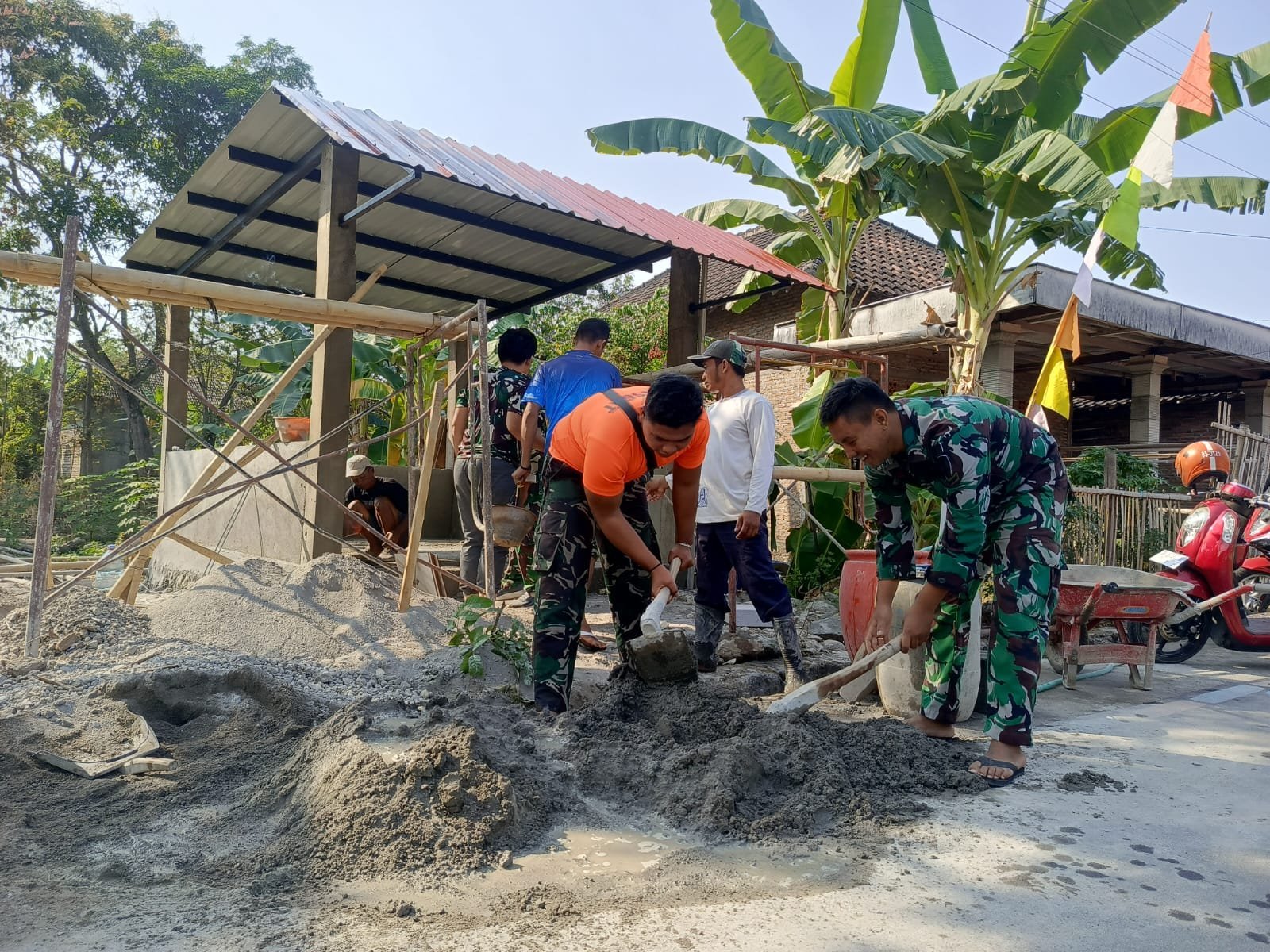Keramik Jadi Penanda Penyelesaian Pos Kamling TMMD di Dukuh Singkil