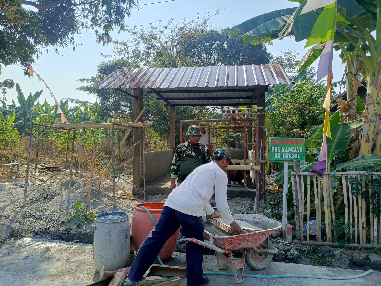 Keramik Lantai Dikebut di Pos Kamling Dukuh Singkil, Persiapan Difungsikan