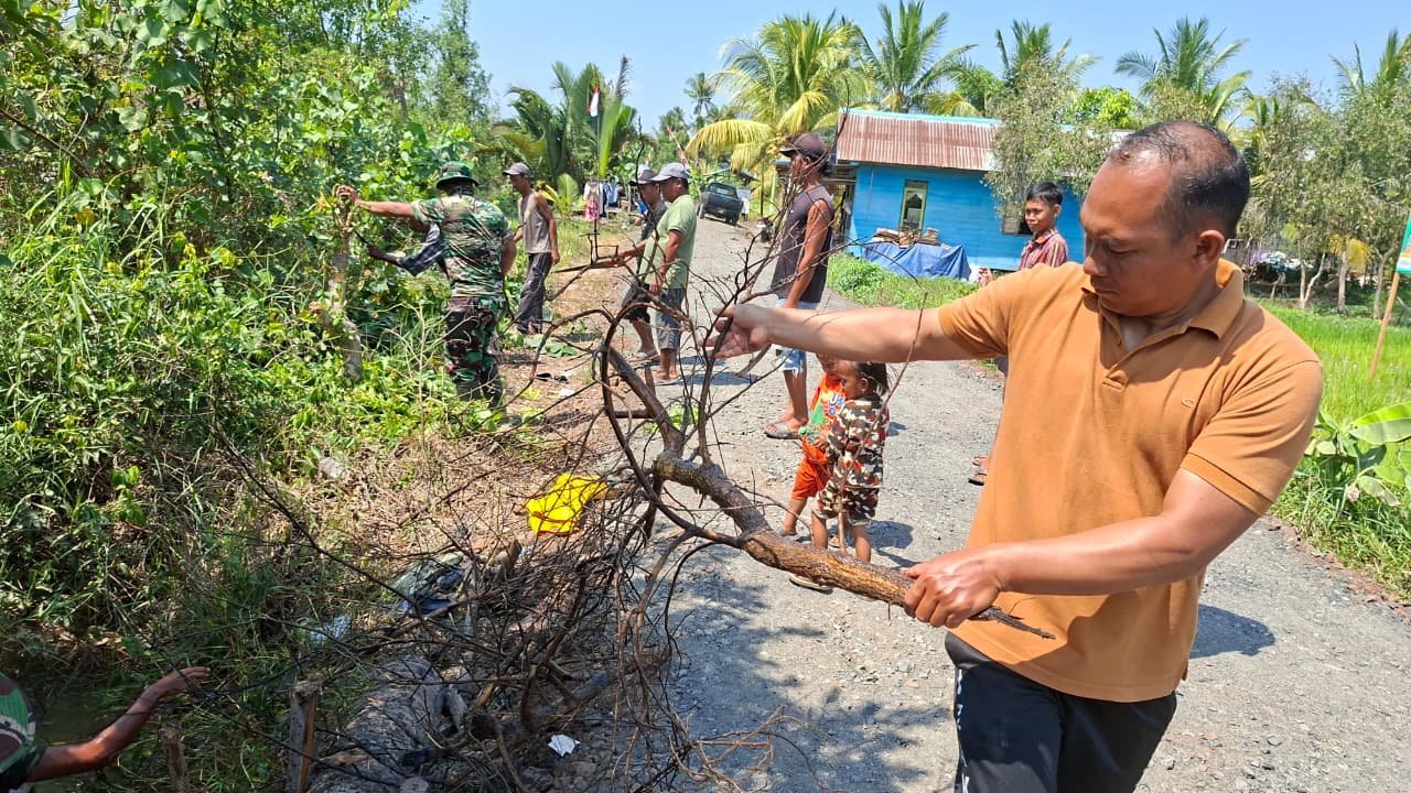 Gotong Royong Satgas TMMD dan Warga Bersihkan Saluran Air di Tamban Bangun