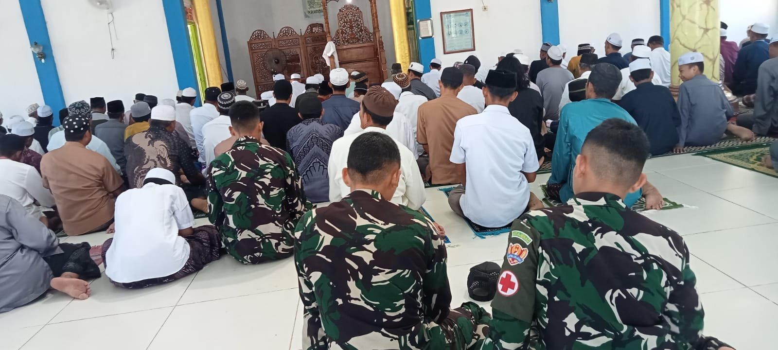 Shalat Jumat Satgas TMMD di Tamban Bangun Bukti Dekatnya Prajurit dengan Masyarakat