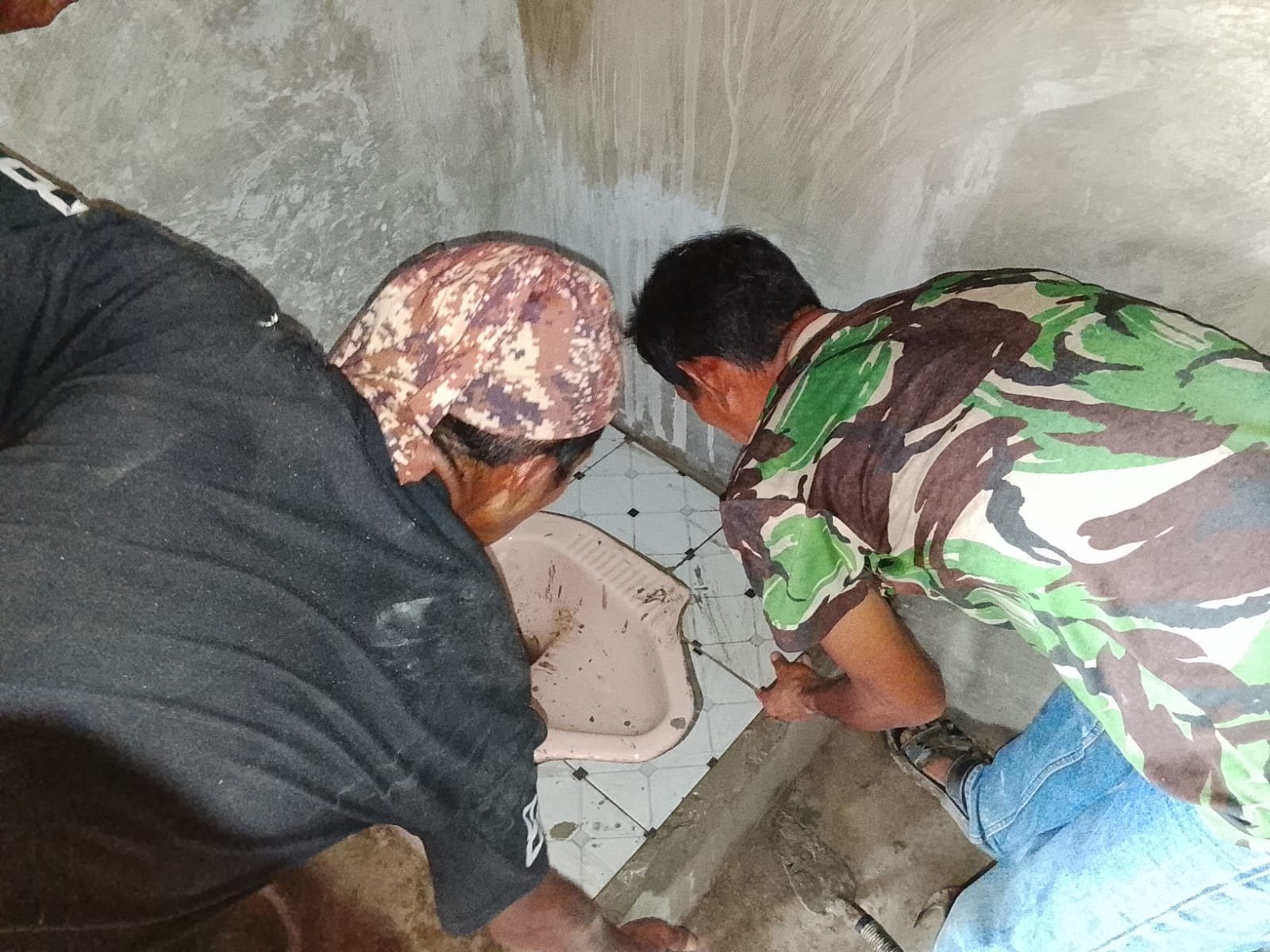 Tamban Bangun: MCK Hasil TMMD Ke-129 Hampir Siap, Pekerjaan Interior Diselesaikan