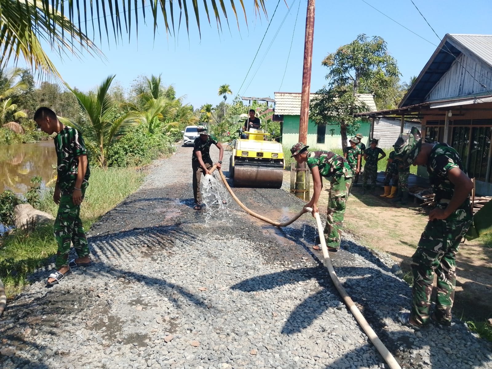 Ulee Pulo Sambut HUT ke-81, Babinsa Ajak Kibarkan Merah Putih