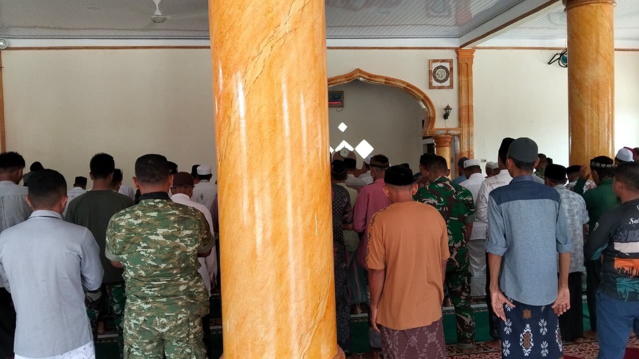Shalat Jumat Satgas TMMD Ke-129 dan Warga Sarah Raya Bangun Kebersamaan