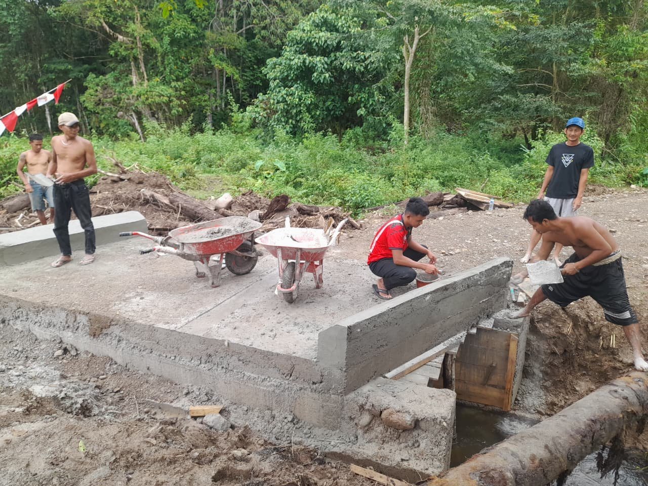 HUT RI ke-81: Balap Karung Hibur Warga Desa Sarah Raya