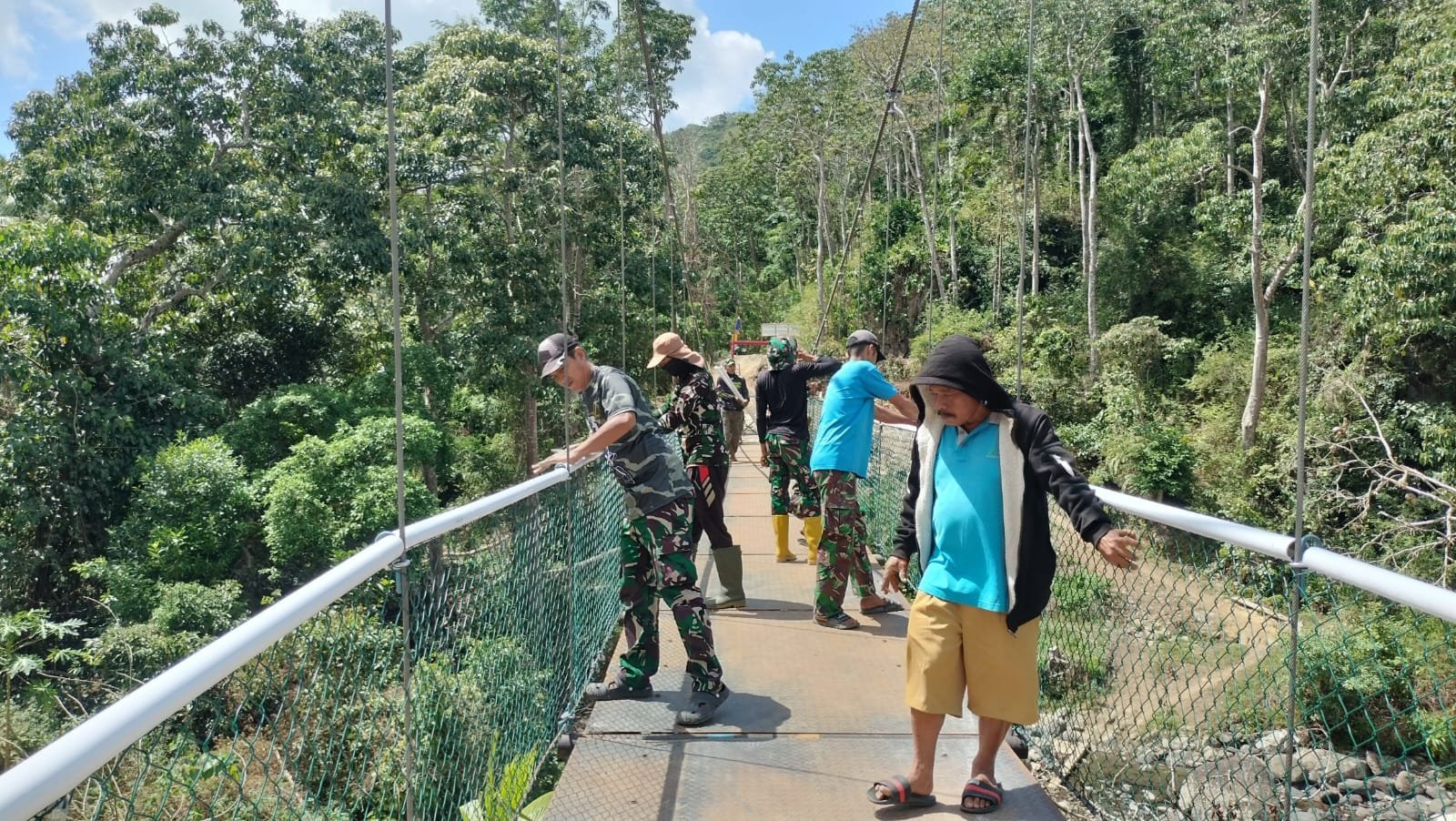Pemasangan Komponen Keamanan Perkuat Jembatan Pattuku–Lemo