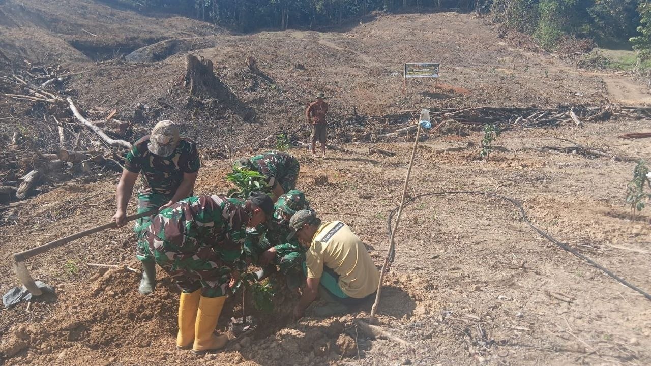 Kodim 1407/Bone dan Warga Tanam Alpukat di Titik Terpilih Dusun Batulappa