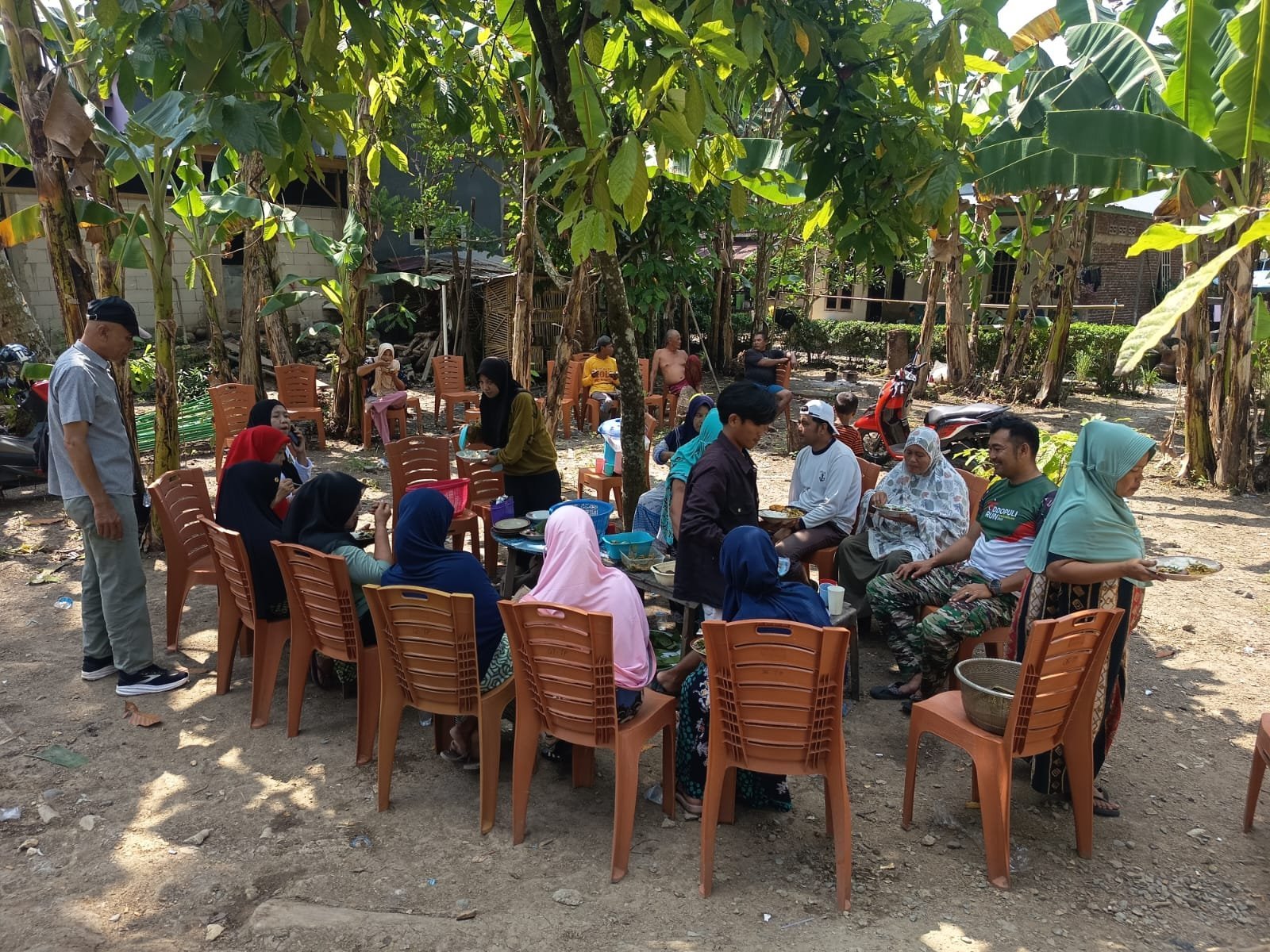 Koptu Agus Nawang Duduk Bersama Warga Saat TMMD Ke-129 di Desa Tadang Palie