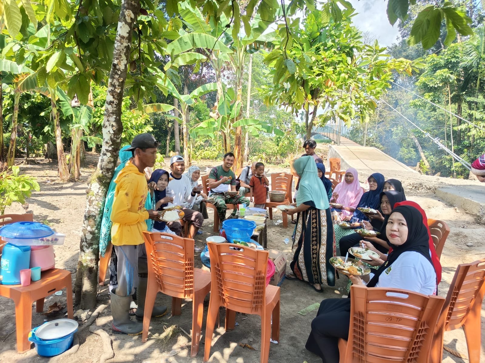 Santai di Meja Makan, Koptu Agus Nawang dan Satgas TMMD Lakukan Komsos dengan Warga