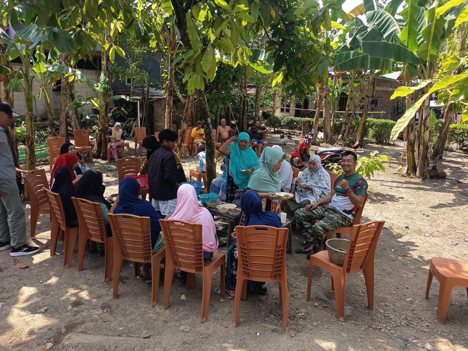 Meja Makan di Tadang Palie Jadi Lokasi Komunikasi Antara Satgas TMMD dan Warga