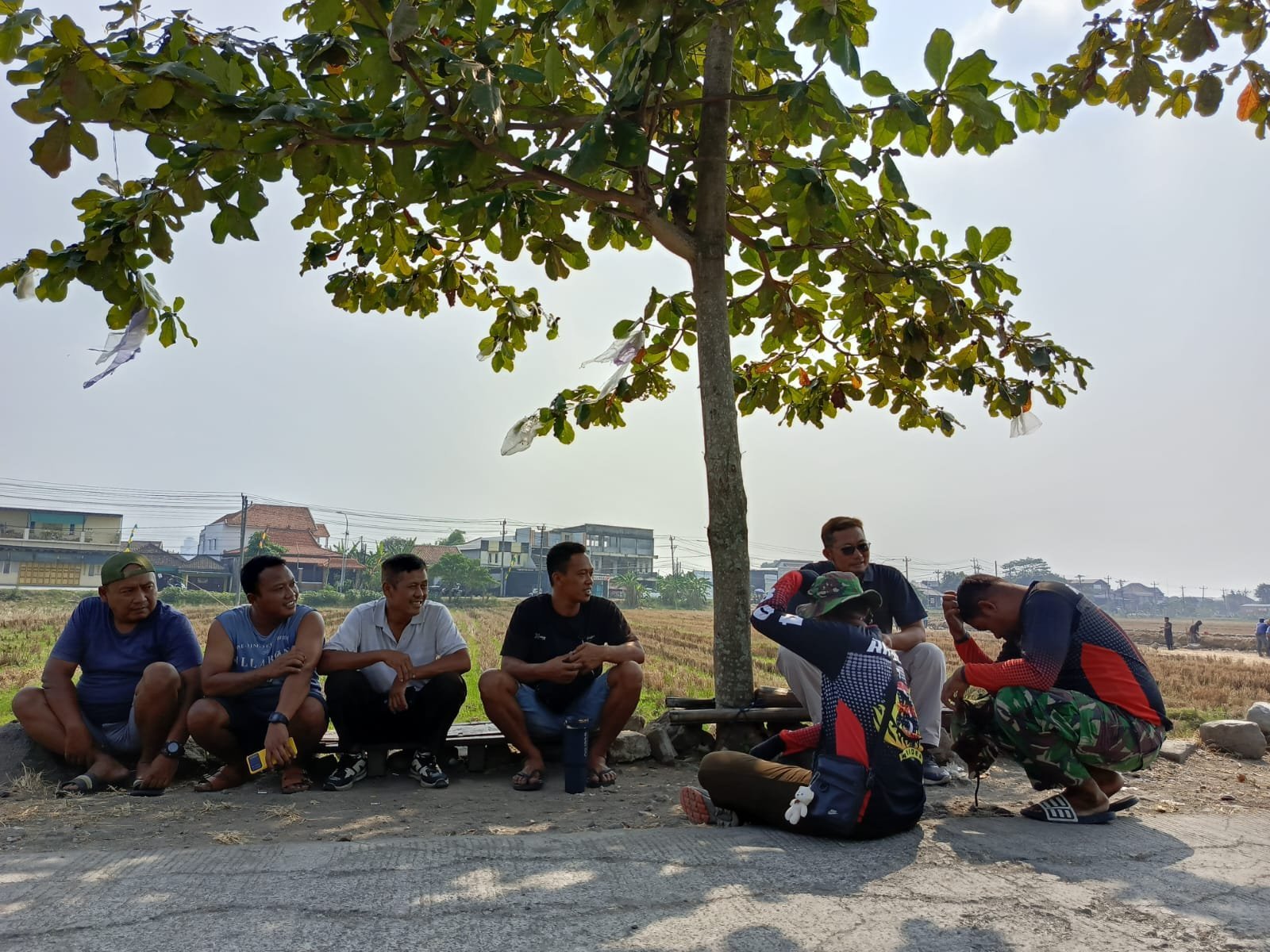Satgas TMMD Duduk Bersama Warga Parangjoro di Sawah untuk Rekam Aspirasi