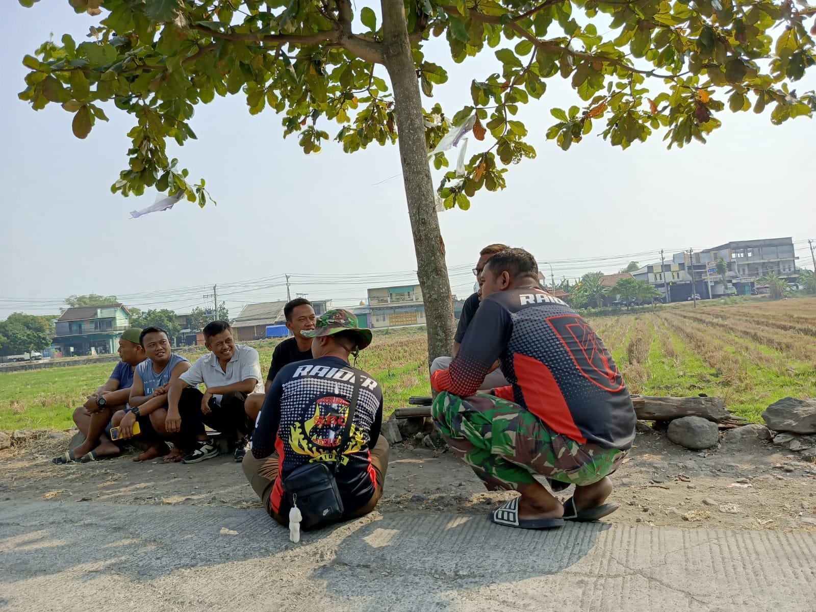 Satgas TMMD Serap Keluhan Parangjoro Lewat Ngobrol di Sawah