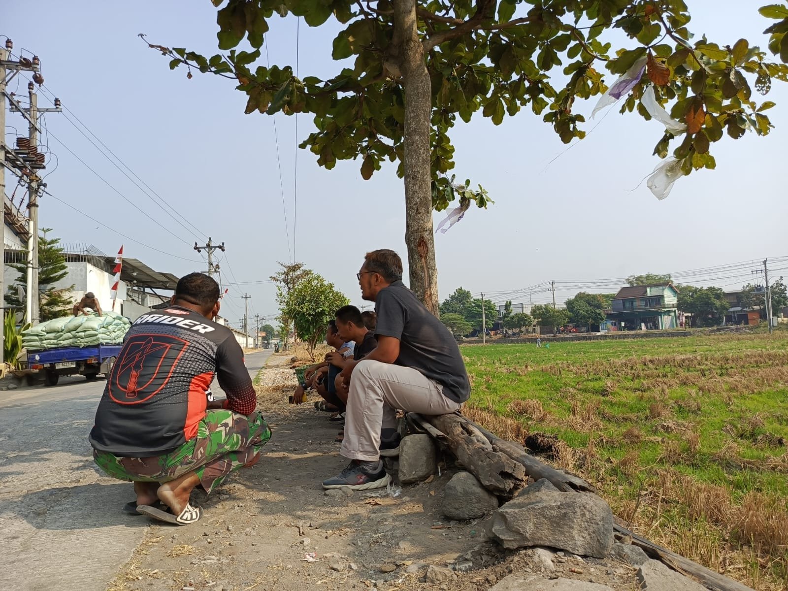 Dialog di Sawah: Satgas TMMD Serap Aspirasi Warga Parangjoro saat Istirahat Pekerjaan