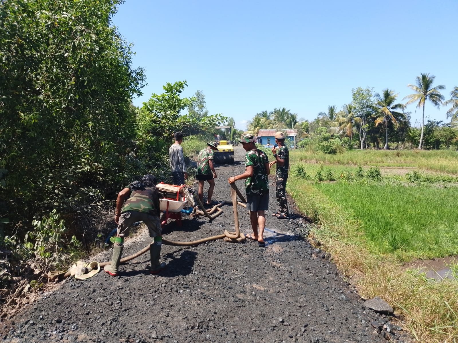 Pemadatan Jalan Tamban Bangun dengan Alat Berat Capai 93 Persen