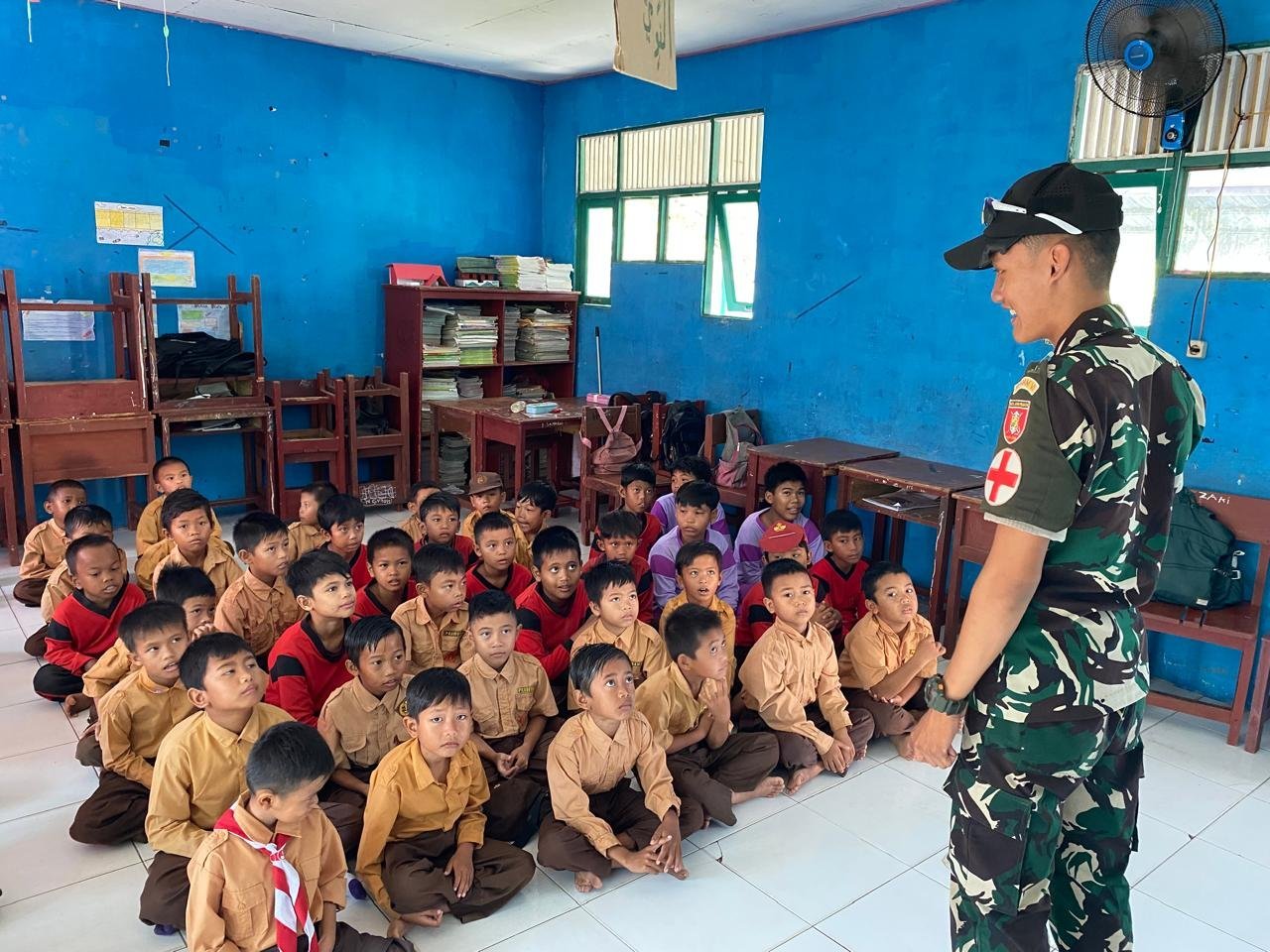 SDN Tamban Bangun Dapat Edukasi Kesehatan dari Satgas TMMD Ke-129
