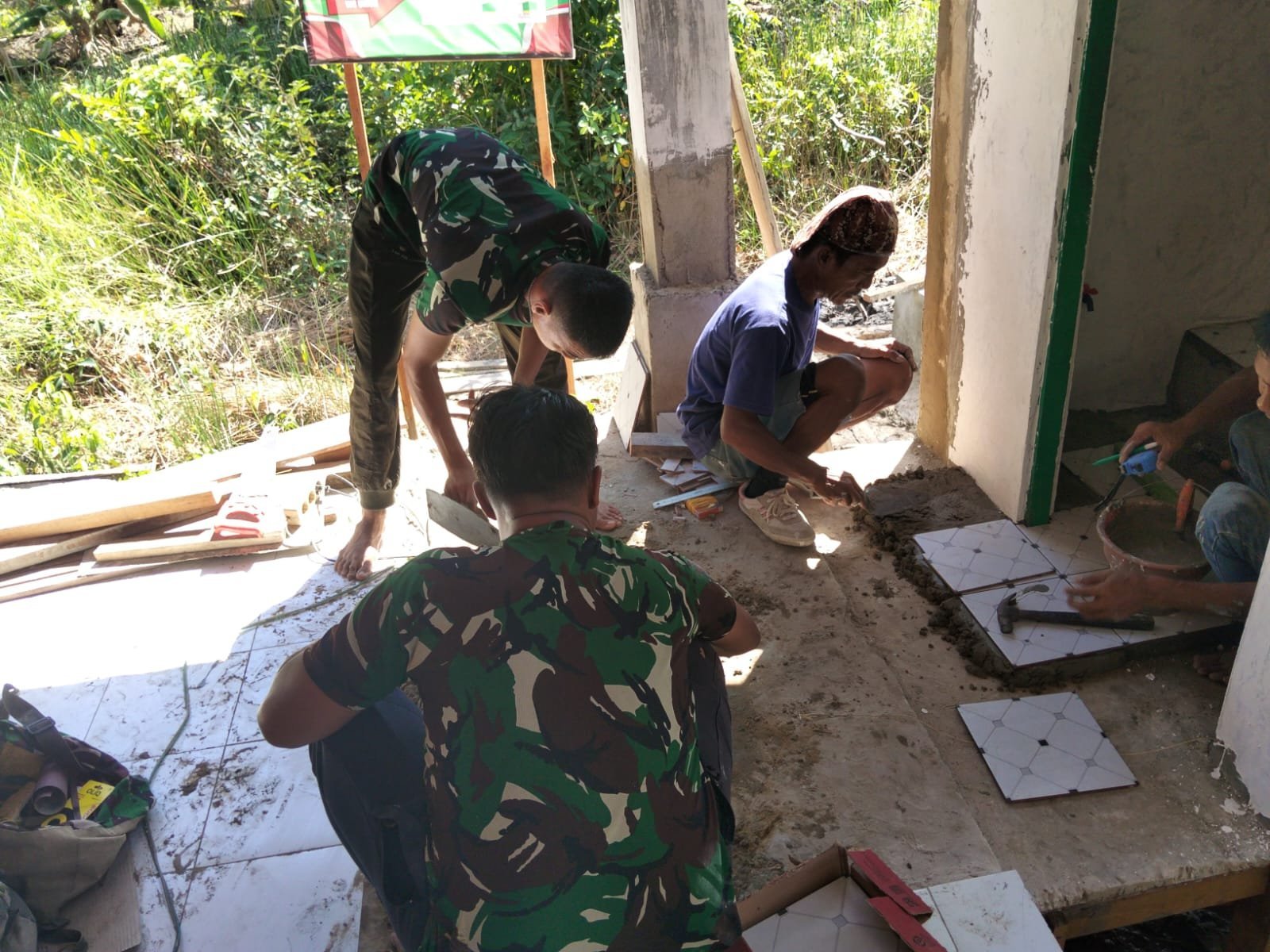 MCK RT 10 Tamban Bangun Hampir Tuntas, Pemasangan Keramik di 75 Persen Area