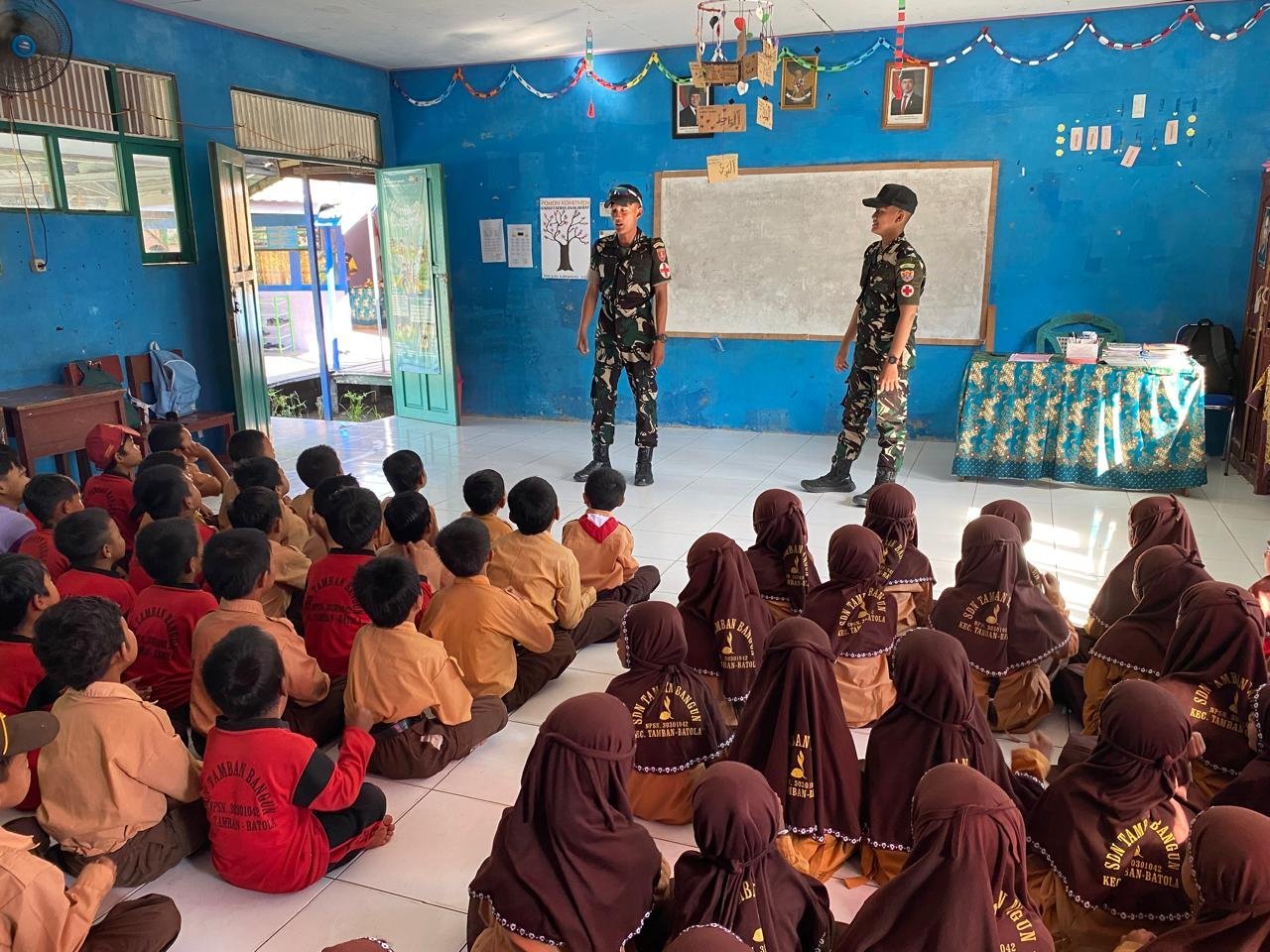 Pentingkan Kebiasaan Harian, Satgas TMMD Edukasi Anak SDN Tamban Bangun