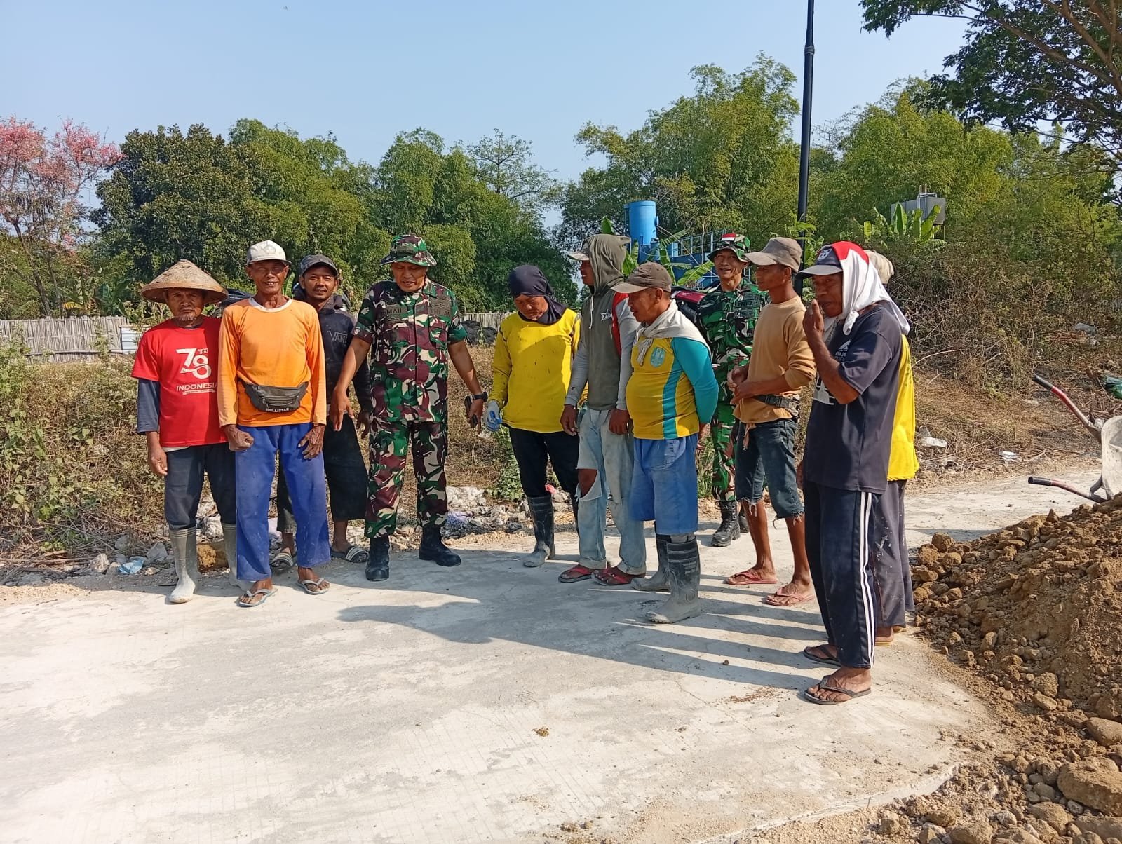 Langsung Turun Lapangan, Danramil 09/Grogol Bikin Wujudkan Semangat Gotong Royong