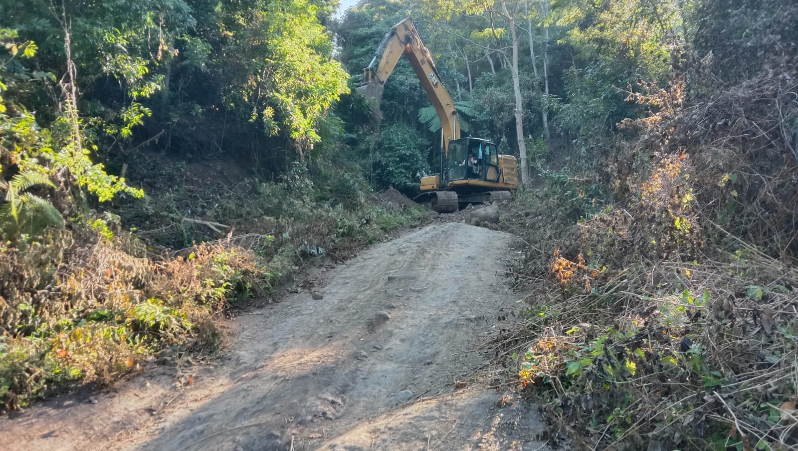 Di Pattuku, Excavator Difokuskan Untuk Penataan Jalan Tahap demi Tahap