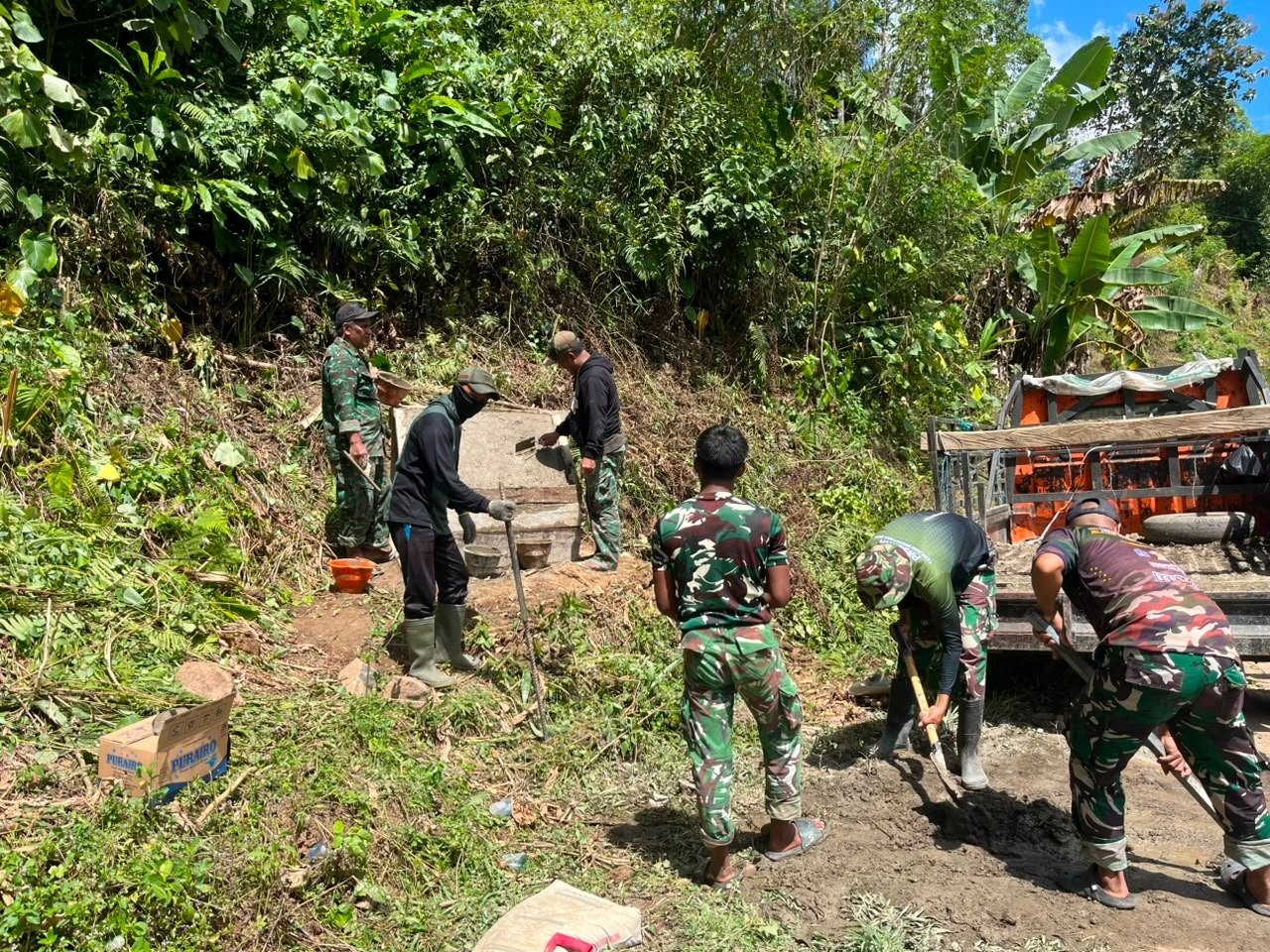 Pelaksanaan Peningkatan Jalan di Pattuku Dilengkapi Prasasti TMMD