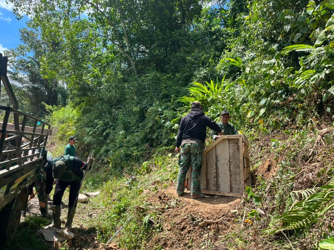 Prasasti Pemasangan Lengkapi Peningkatan Jalan TMMD di Desa Pattuku